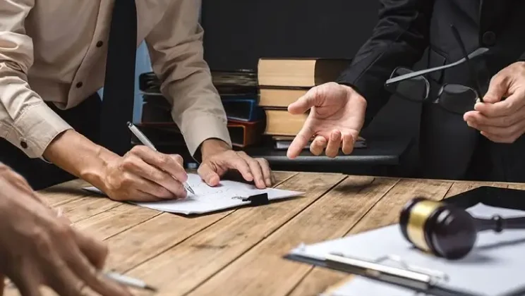 رفع دعوى ضد مؤسسة مقاولات في السعودية