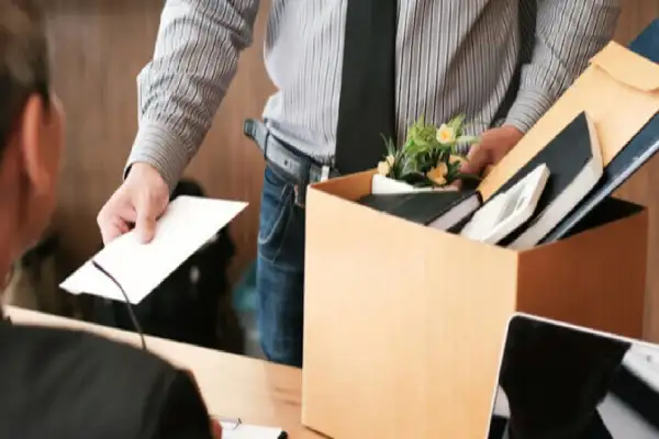 تقديم الاستقالة قبل انتهاء العقد
